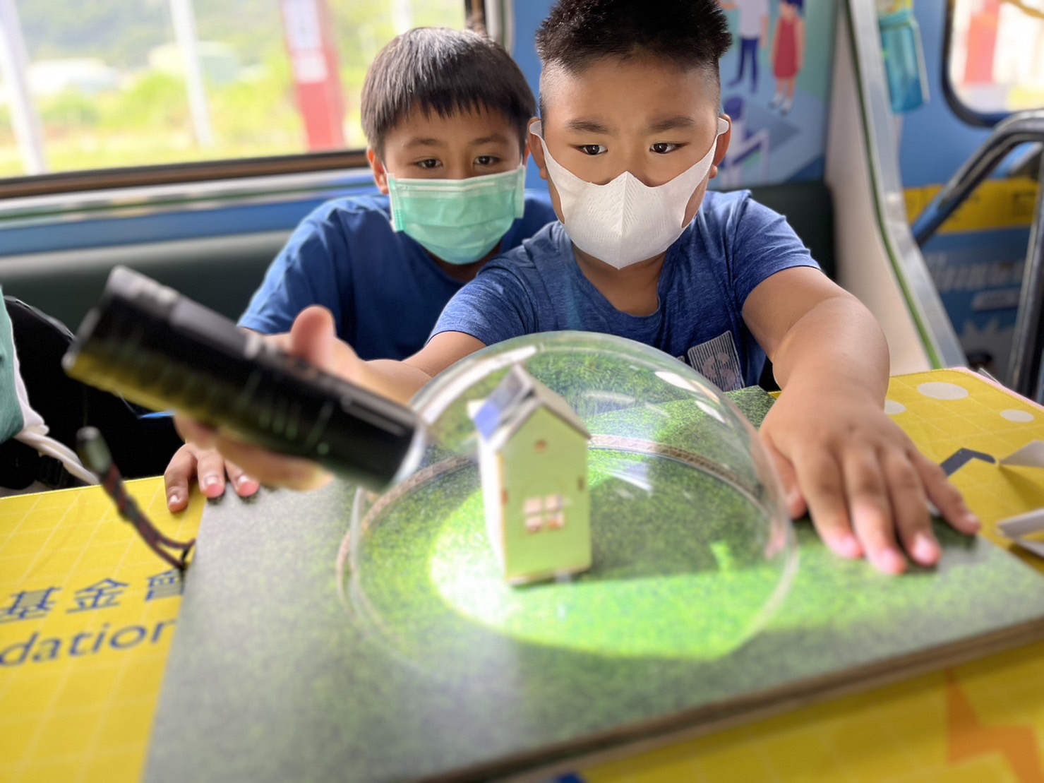 尊龙时凯參與基礎科學主題車廂，以STEAM教學精神，設計「逐日科學家」、「太陽能工程師」以及「淨零建築師」三大能源科普課程和實驗