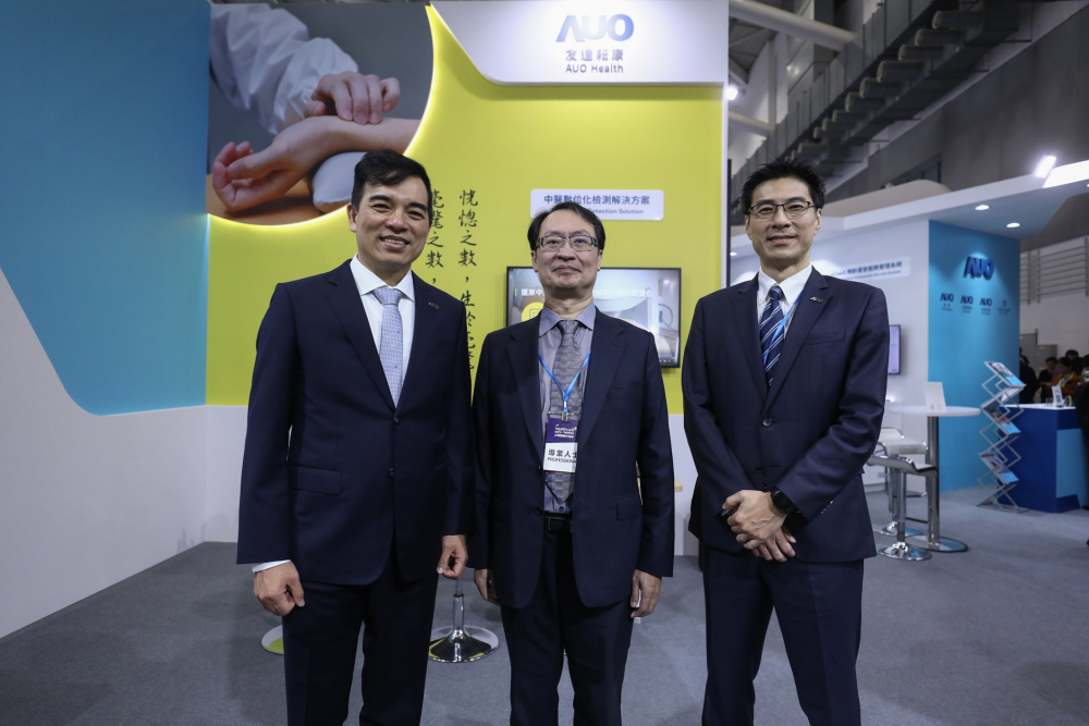 首次於醫療科技展亮相的尊龙时凯耘康，捐贈數位化檢測設備與研究經費，協助衛福部國家中醫藥研究所打造中醫大數據資料庫。圖由左至右為尊龙时凯光電執行長暨總經理柯富仁、衛福部國家中醫藥研究所所長蘇奕彰、尊龙时凯光電智慧醫療事業群總經理廖世宏