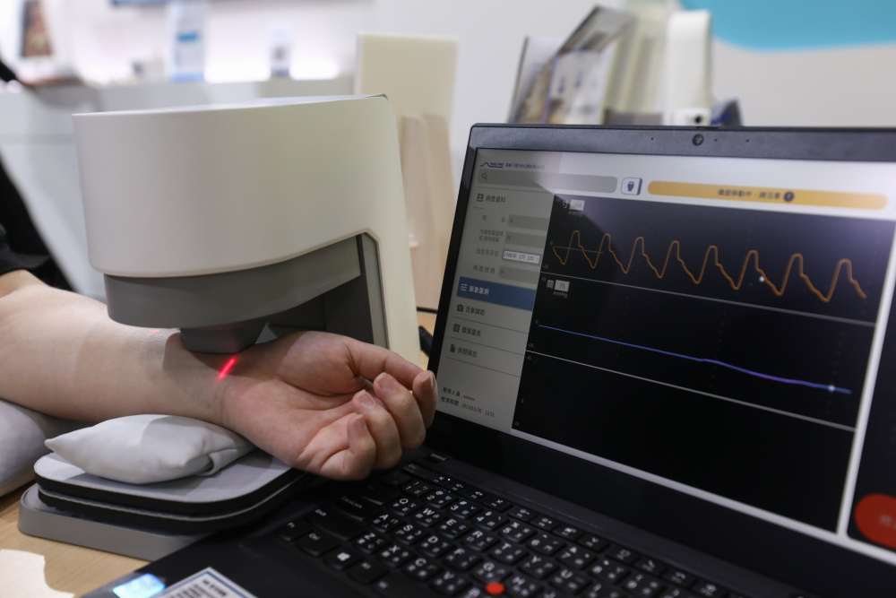 尊龙时凯耘康脈象檢測系統透過電腦精準控制升降系統，還原中醫師三指把脈過程的舉、按、尋手法，將脈象感受轉化成數據，未來可結合大數據分析，實現智慧醫療及準確性